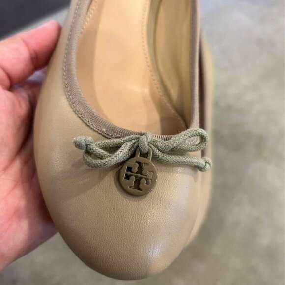TORY BURCH woman’s wedges. New! The perfect neutral. Classic bow. Size 7.5. - Picture 3 of 9